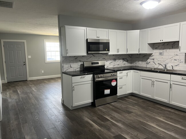 Kitchen with new appliances & pantry - 615 E Sycamore St