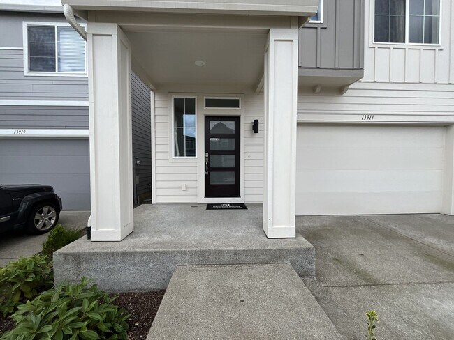 Building Photo - Stunning 2024 Built 5BR Home with Main-Level Suite, EV Charger & Covered Patio Near River Terrace