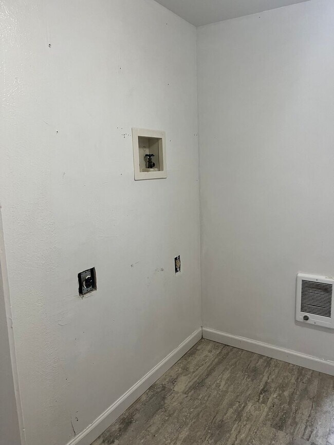 Building Photo - 2-Bedroom 1-bathroom home in Springfield