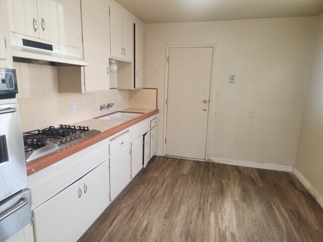 Foto del edificio - Affordable 2 bedroom, 1 Bath Lower Unit