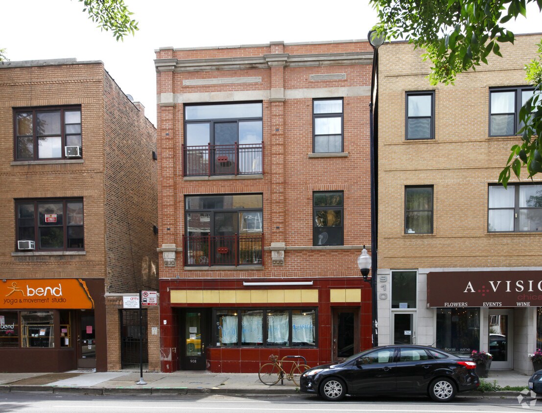Building Photo - 908 N Damen Ave