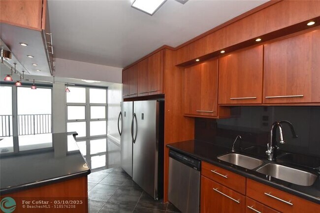 Building Photo - 531 N Ocean Blvd
