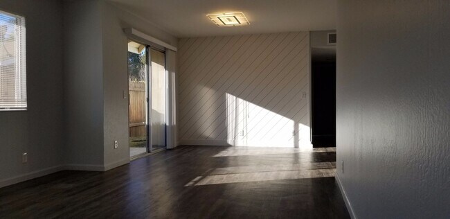 Building Photo - East Davis 3 Bedroom 1 Bathroom Duplex