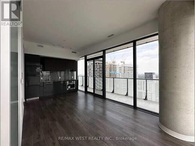 Building Photo - 161-3161 Roehampton Ave