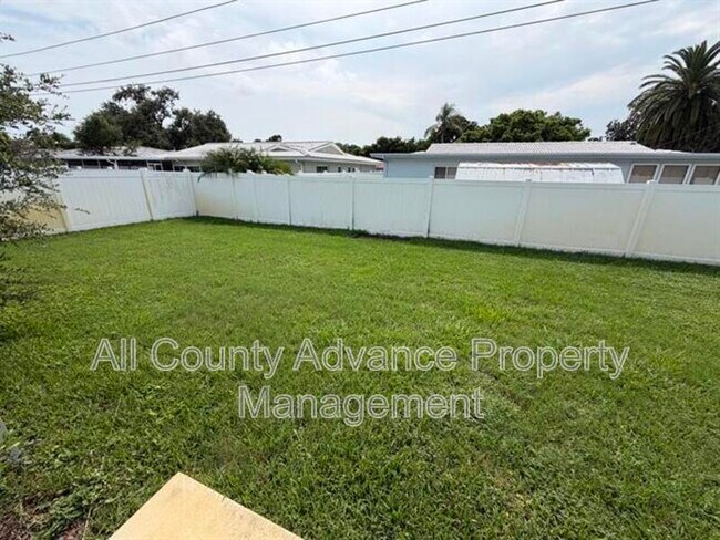 Building Photo - 2320 Surrey Ln