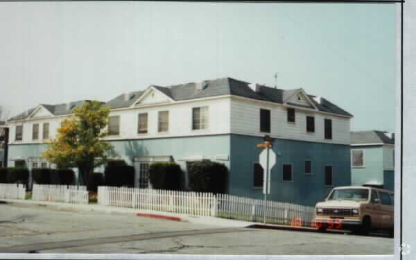 Primary Photo - Commodore Apartments