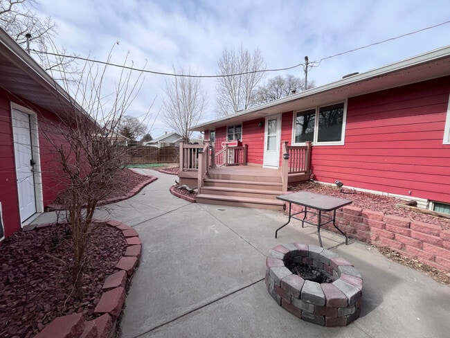 Building Photo - 302 E Hamilton St