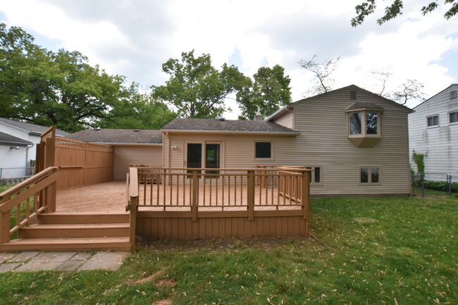 Large deck in backyard - 10195 Cedar Island Rd