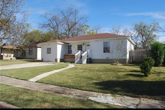 Building Photo - 2208 Farola Dr