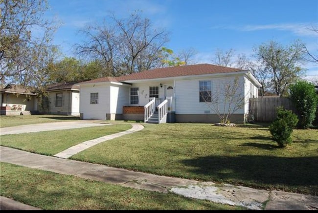 Photo - 2208 Farola Dr House