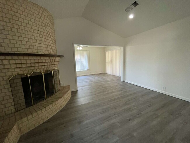 Foto del edificio - 2 bed 2 bath in an excellent southwest Lubbock location.
