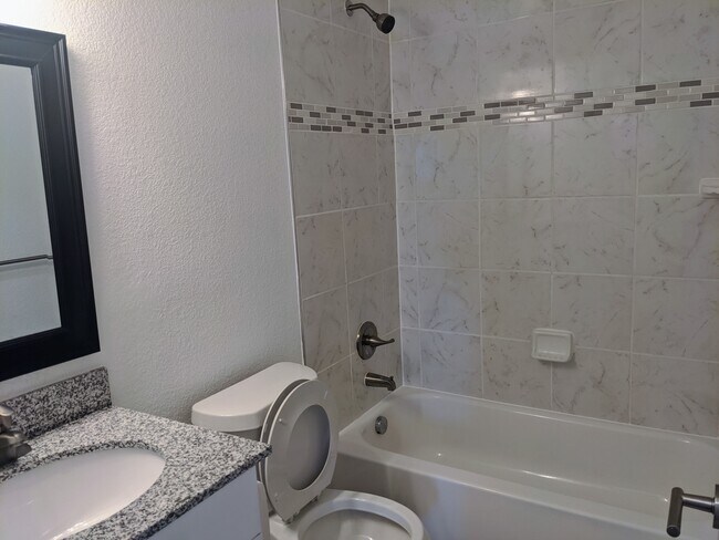 Foto del edificio - 2380 W Baker Ave