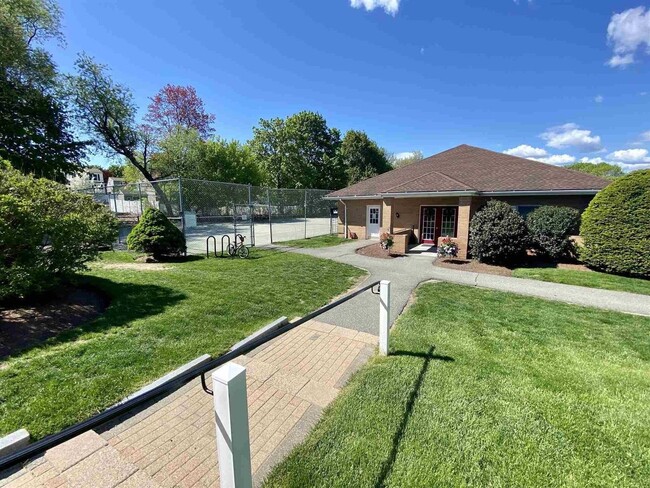 Building Photo - 609 Elmwood Dr