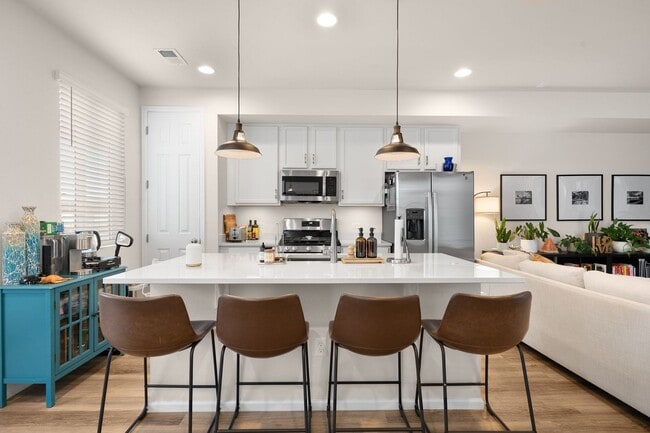 Foto del edificio - LUX 3BD, 2.5BA Aurora Highlands Townhome with 2-Car Garage