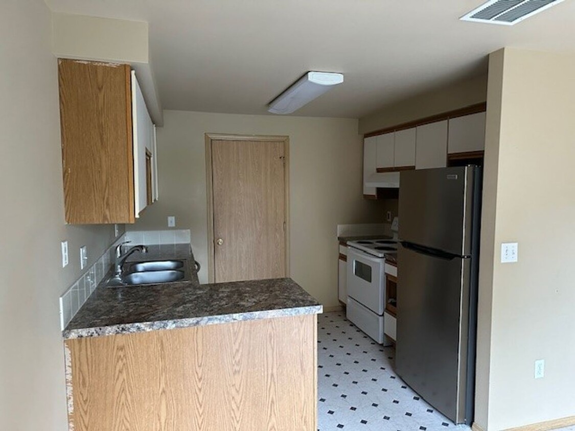 Building Photo - 3 Bedroom Duplex Price reduced