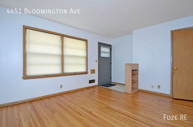 Foto del edificio - 4451 Bloomington Ave