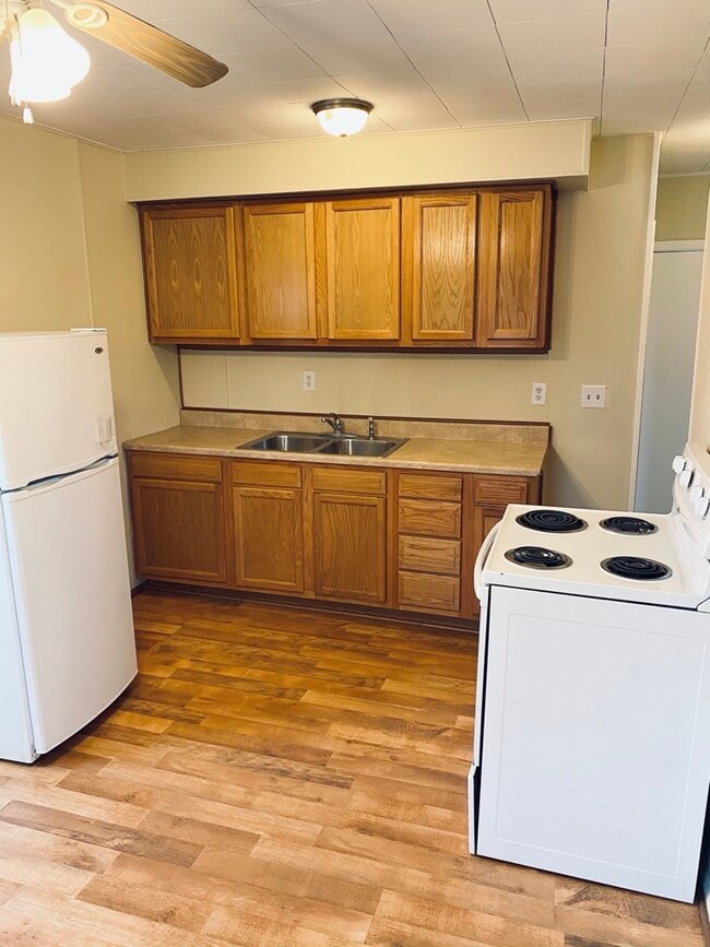 Kitchen - 121 W Madison St