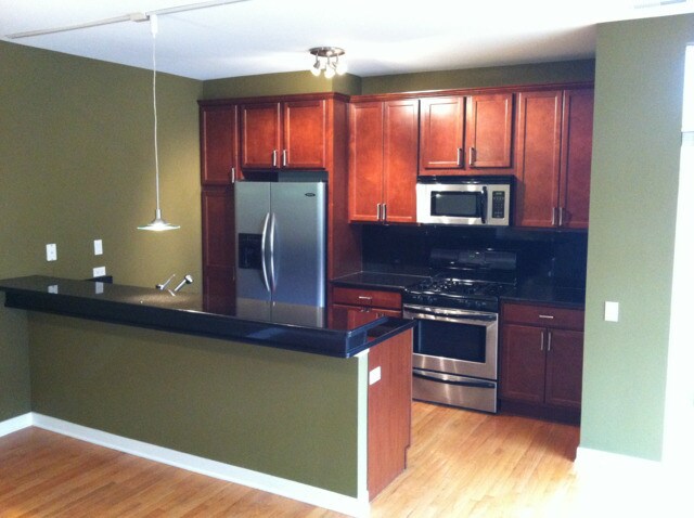 Building Photo - 834 W Montrose Ave