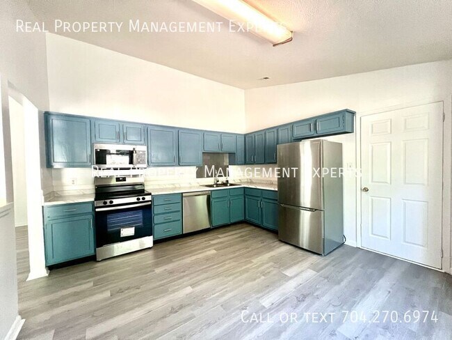 Foto del edificio - 723 Cricketwood Ln