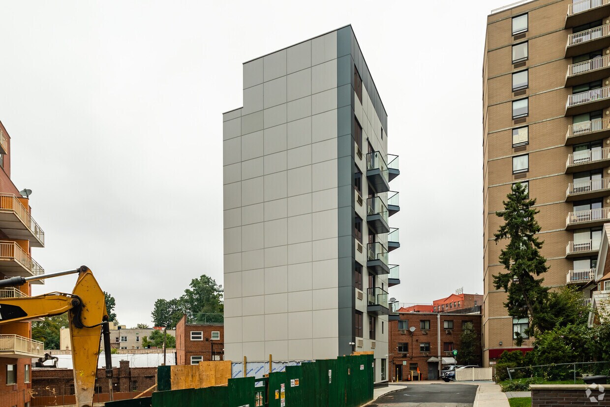 Building Photo - Garden Lane