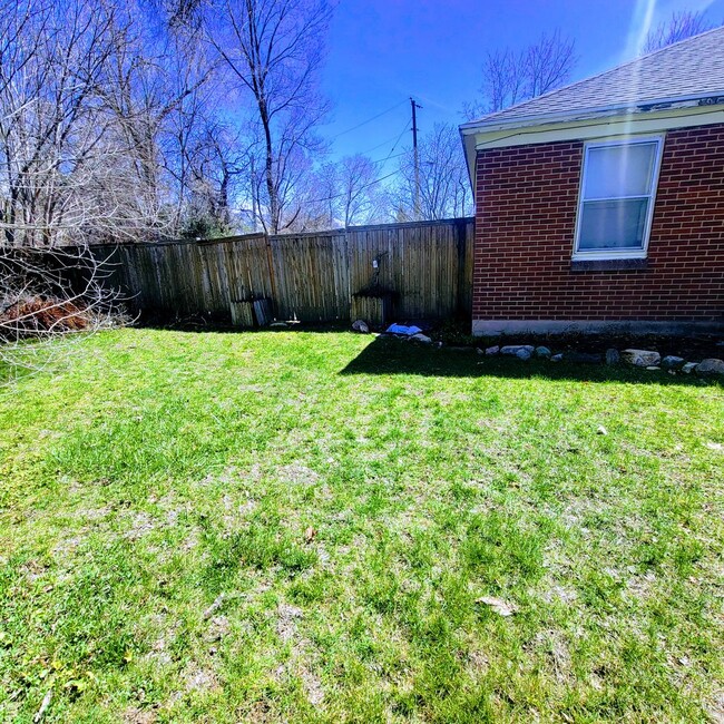 Foto del edificio - Private East Murray Home with HUGE yard!