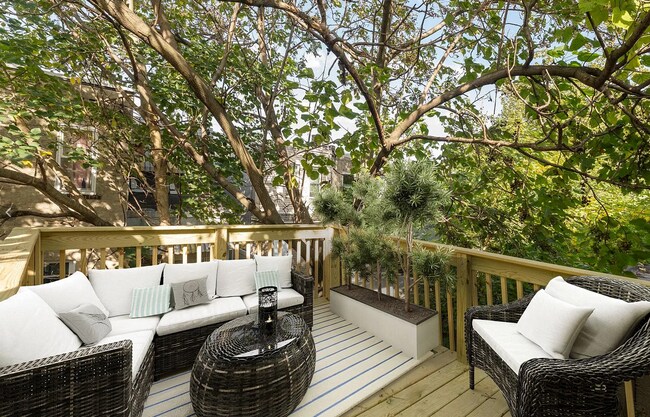 Foto del edificio - Modern Rowhome with Outdoor Deck