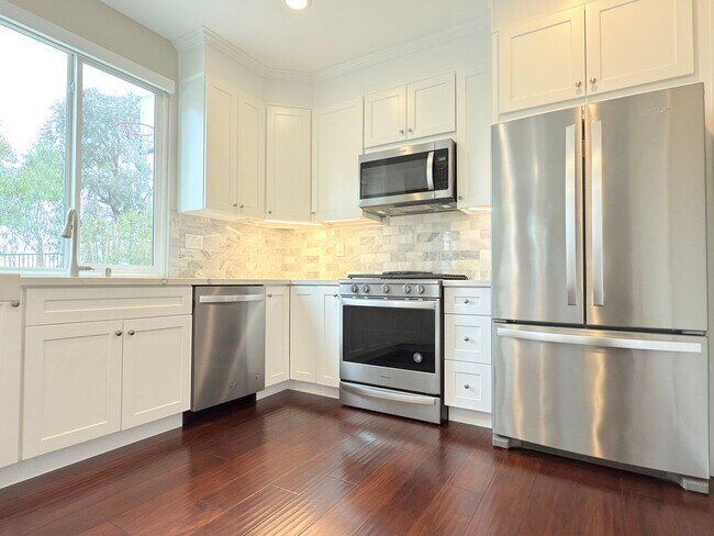 Foto del edificio - Spacious 4-Bedroom Home in Private Sylmar ...