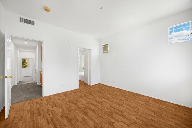 Foto del edificio - Adorable 2 Story 3 Bed 3 Bath Condo Gated Community