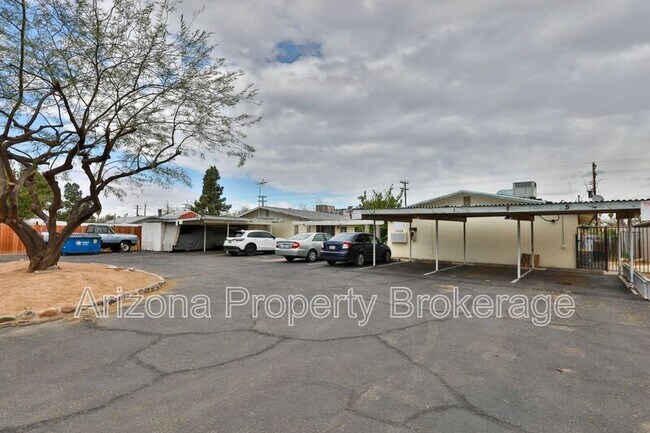Building Photo - 2408 W Morten Ave