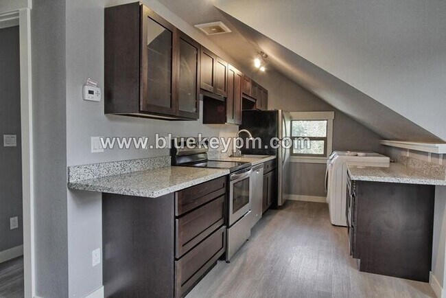 Building Photo - 2422 NE Glisan St