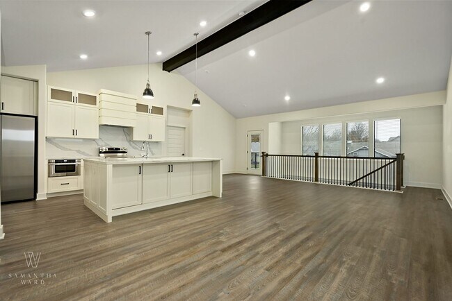 Foto del edificio - Stunning 4-bedroom, 4-bathroom, Single Family Home In Raymore MO