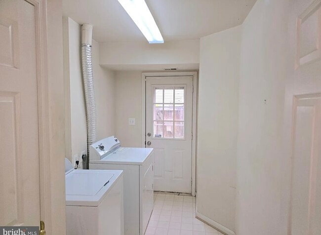 Building Photo - 13907 Edwall Dr