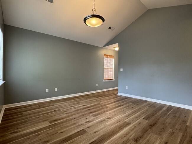 Foto del edificio - 3 BD/2 BA - Two Story Home in Mid-town Wil...
