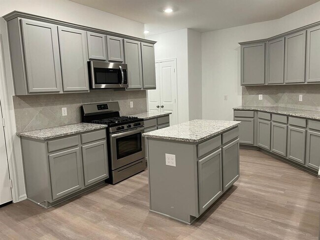 Foto del edificio - 5115 Twin Summit Dr