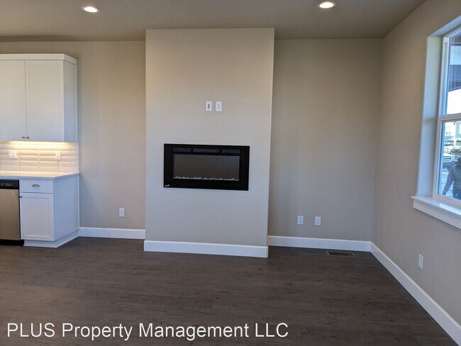 Building Photo - 3 br, 2.5 bath House - 20515 SE Aberdeen Ct.