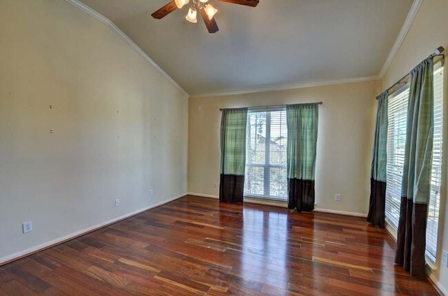 Building Photo - 6607 Lake Woodlands Dr