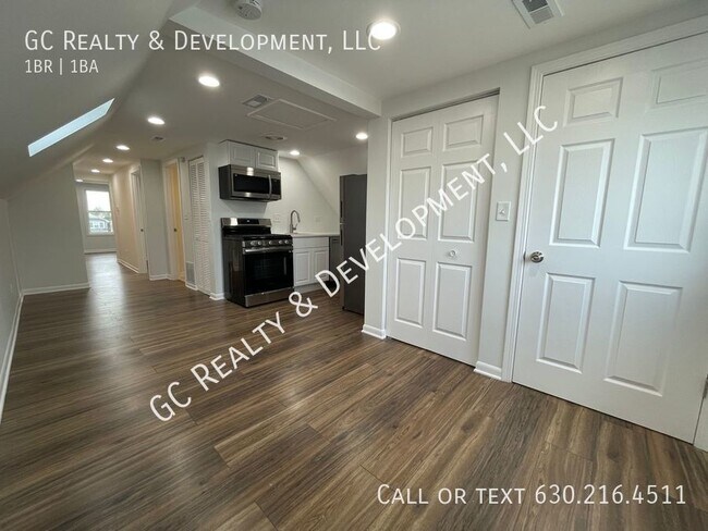 Building Photo - *** STUNNING 1 BDRM / 1 BTH / QUARTZ / STA...