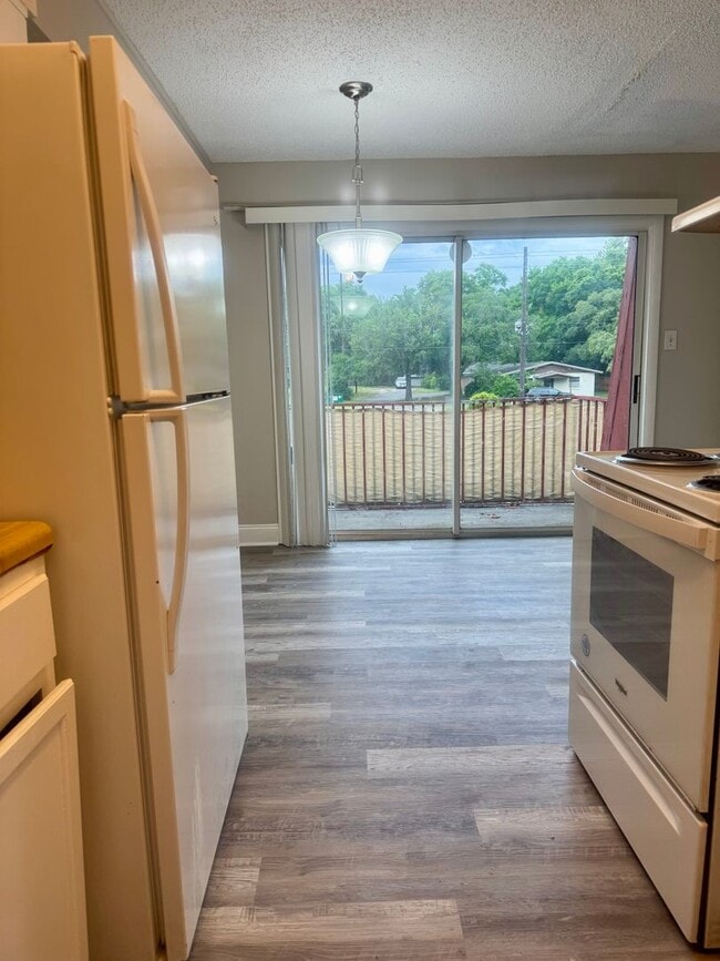 Building Photo - New Listing!