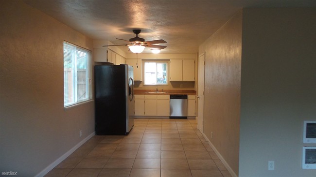 Foto del edificio - 757 N Cloverleaf Loop