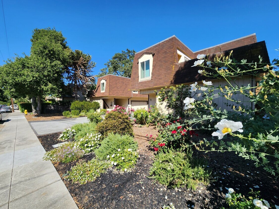 Foto principal - Lovely two bed, two bath condo with garden...
