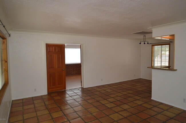 Foto del edificio - 223 N Bentley Ave