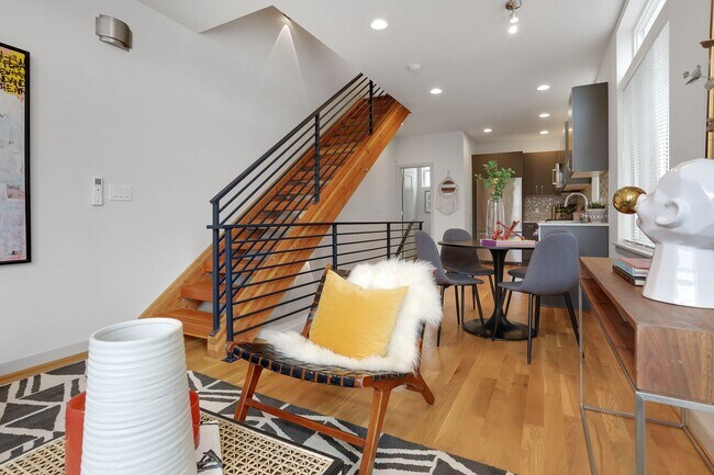 Building Photo - Newer 2 Bedroom, 2.5 Bathroom Luxury Townh...