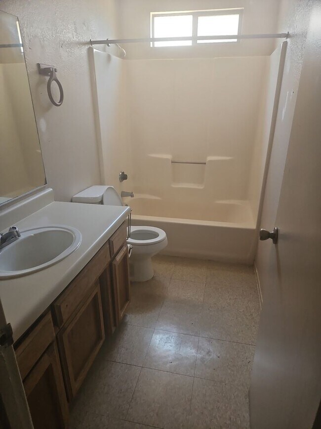 Foto del edificio - 2 BEDROOM 1 BATH UNIT