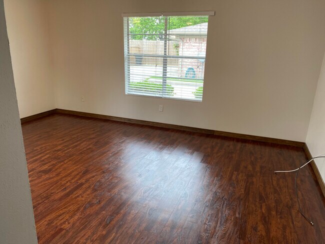 Building Photo - 1142 Luling Ave