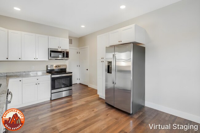 Foto del edificio - North Asheville 3-Bedroom Home with Fenced-In Yard Near Upcoming Taylor's Wave