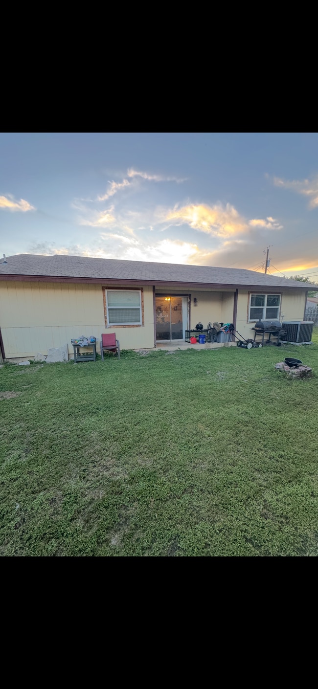 Building Photo - 2111 Creekwood Dr