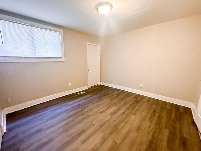 Building Photo - 710 King Ave