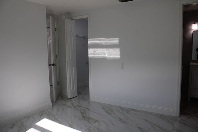 Foto del edificio - For Rent – 3-Bed / 2.5-Bath Deep Water Canal, Canal-Front Home with a Floating Dock,  totally ren...