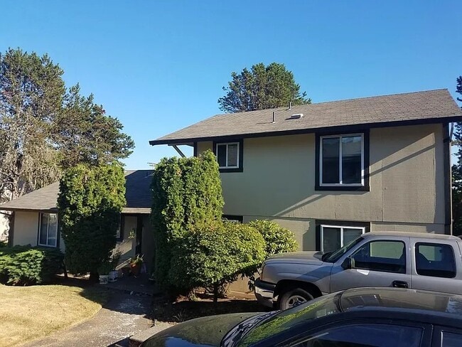 Building Photo - 9830 Southwest Lookout Terrace