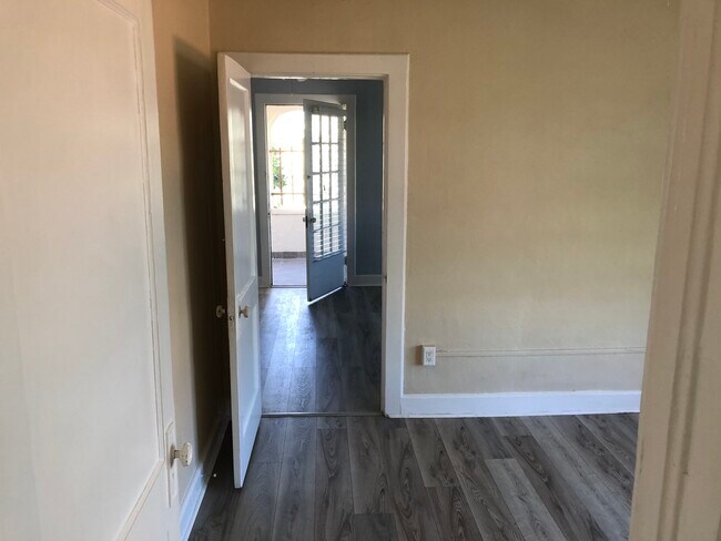 Foto del edificio - 416 Goodall Ave